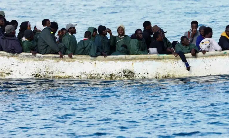 Alerte : Une pirogue de migrants sénégalais en détresse entre Bir Guendouz et Nouadhibou 1 Une embarcation de migrants sénégalais, en route pour l'Espagne depuis plus d'une dizaine de jours, se trouve actuellement en perdition entre Bir Guendouz et Nouadhibou.