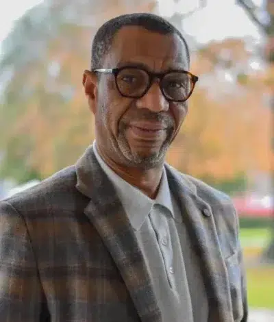 Relation France-Mauritanie: Dans un Sahel secoué par les crises politiques et la montée des insécurités, la Mauritanie s’impose comme un partenaire clé et relativement stable pour la France. 1 Portrait de l'analyste Abdoulaziz Deme, observateur de la vie politique en Mauritanie.