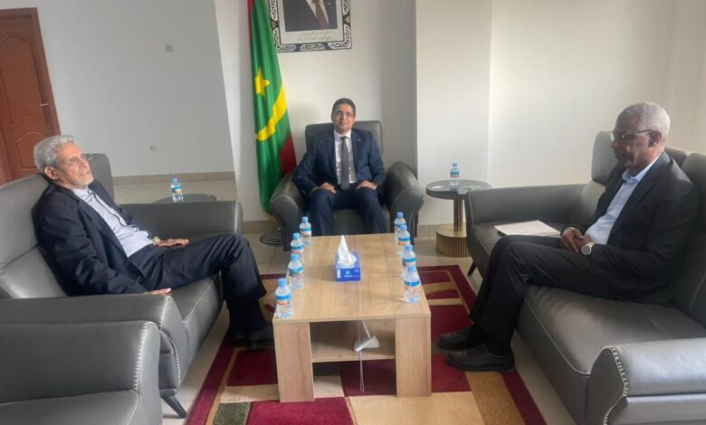 بيان صحفي : معالي وزير تمكين الشباب و التشغيل و الرياضة و الخدمة المدنية يلتقي رئيس الهلال الأحمر الموريتاني 1 لقطة تجمع معالي وزير تمكين الشباب والتشغيل مع رئيس الهلال الأحمر الموريتاني خلال اجتماع عمل بمكتب الوزارة، ويظهر في الخلفية العلم الوطني وصورة رئيس الجمهورية.