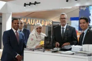 Kinross Tasiast Expo Mauritanie 2026 : Kinross Tasiast participe à la 3ᵉ édition de l’Expo Mauritanie 2026 5 Équipe de Kinross Tasiast échangeant avec des visiteurs sur leur stand à l'Expo Mauritanie 2026, devant un panneau "MauriBois".