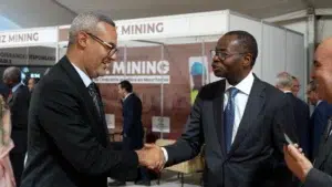 Kinross Tasiast Expo Mauritanie 2026 : Kinross Tasiast participe à la 3ᵉ édition de l’Expo Mauritanie 2026 6 Poignée de main chaleureuse entre Baba Salihi de Kinross Tasiast et un partenaire économique au stand de Kenz Mining à l'Expo Mauritanie.