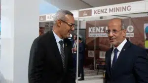 Kinross Tasiast Expo Mauritanie 2026 : Kinross Tasiast participe à la 3ᵉ édition de l’Expo Mauritanie 2026 7 discussion du ministre de la formation professionnelle avec un représentant au stand de Kenz Mining lors de l'Expo Mauritanie 2026