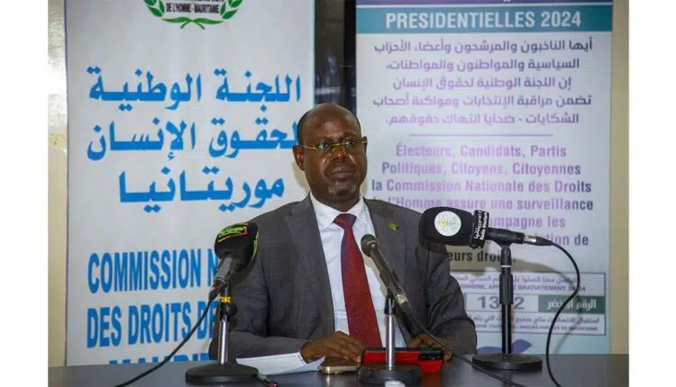 CNDH Mauritanie : Mission de contrôle pour les députées détenues 1 Président de la CNDH Mauritanie lors d'une déclaration de presse.