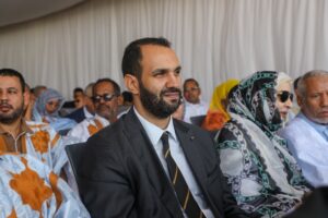 Kinross Tasiast Expo Mauritanie 2026 : Kinross Tasiast participe à la 3ᵉ édition de l’Expo Mauritanie 2026 4 Cadre mauritanien en costume écoutant attentivement lors d'une conférence à l'Expo Mauritanie 2026.