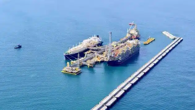 Gaz Yakaar-Teranga vs BirAllah : Deux stratégies opposées 1 Plateforme gazière offshore dans les eaux sénégalo-mauritaniennes.