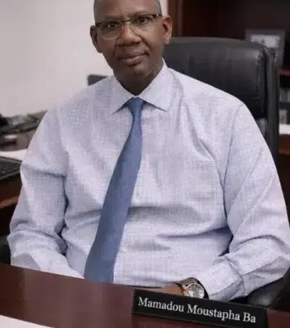 Mauritanie : L’opportunisme politique, frein à l’émancipation – Par Mamadou Moustapha Ba 1 Portrait de Mamadou Moustapha Ba, Président du parti Paren-VE, assis à son bureau en Mauritanie.