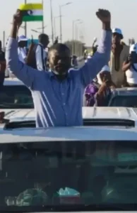 Retour d'Abibou Sall à Nouakchott : Entre ferveur et vives polémiques | Mauritanie 2026 2 Abibou Sall, président des FLAM, saluant ses partisans depuis le toit ouvrant d'une voiture à Nouakchott, brandissant un drapeau.