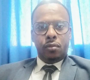 Candidature Mauritanie OIF : Ce qu'elle révèle de notre identité 2 Portrait de Mansour Ly, auteur de l'analyse sur la candidature mauritanienne à l'OIF.