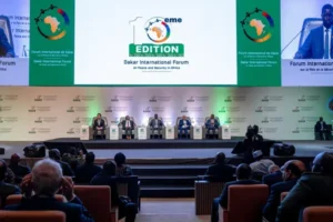 Discours Bassirou Diomaye Faye Forum de Dakar : Le plaidoyer de Bassirou Diomaye Faye pour une souveraineté africaine intégrale 2 Le Président Bassirou Diomaye Faye entouré des Présidents Ghazouani et Maada Bio lors de la cérémonie d'ouverture de la 10e édition du Forum international de Dakar sur la Paix et la Sécurité.