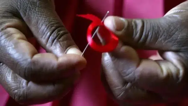 Sénégal : La répression anti-LGBTQ entrave la lutte contre le VIH 1 Symbole du ruban rouge représentant la lutte contre le VIH, menacée par les récentes tensions sociales au Sénégal