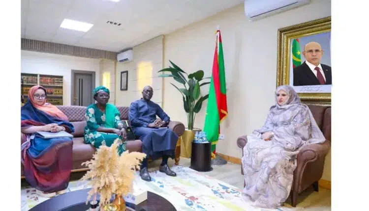 Mauritanie : Le MASEF, le PNUD et le FNUAP scellent un pacte pour l'autonomisation des femmes et des filles 1 Mme Saviya N’Tahah recevant M. Mansour N’Diaye et Mme Olga Sankara au ministère de l’Action Sociale à Nouakchott.
