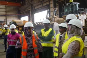 Visite de la mine Kinross Tasiast par la Ministre de la Fonction Publique et du Travail 4 Visite de la délégation ministérielle au sein de l'atelier de maintenance des équipements mobiles (MEM) de la mine Kinross Tasiast.