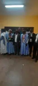Nouakchott-Sud : L’école républicaine au cœur d’une journée pédagogique à El Mina 2 Enseignants et directeurs d'écoles en boubou bleu traditionnel mauritanien posant fièrement avec leurs certificats de reconnaissance dans une salle de classe à El Mina.
