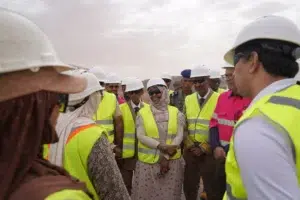 Visite de la mine Kinross Tasiast par la Ministre de la Fonction Publique et du Travail 3 Discussion de terrain entre la Ministre de la Fonction Publique, les autorités locales et les cadres de la mine de Tasiast.