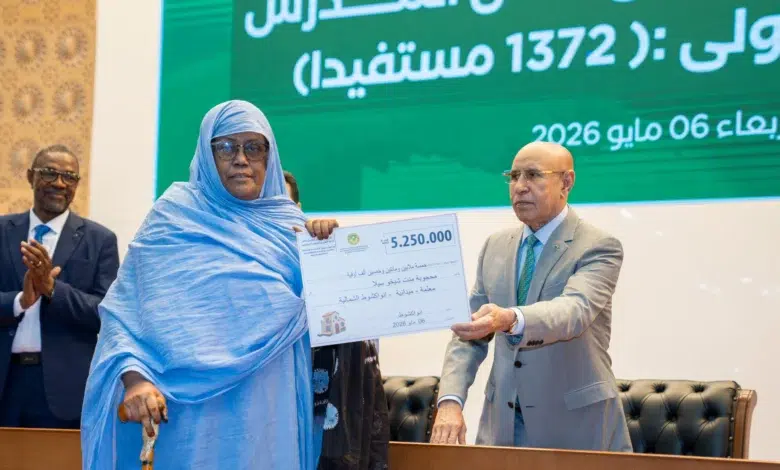 Le Fonds de logement des enseignants Mauritanie : Un tournant historique pour l'éducation 1 Le Président Mohamed Ould Cheikh El Ghazouani remettant un chèque de 5.250.000 ouguiyas à une enseignante lors de la cérémonie du Fonds de logement.