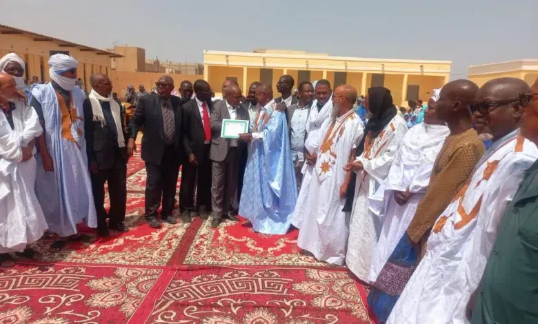 Nouakchott-Sud : L’école républicaine au cœur d’une journée pédagogique à El Mina 1 Remise officielle d'une attestation de reconnaissance lors de la journée pédagogique à El Mina, Nouakchott-Sud, en présence des autorités locales en boubous traditionnels et costumes.