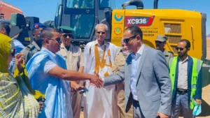 La Fondation SNIM offre du matériel à F’derick pour le développement local 2 Poignée de main officielle devant la chargeuse offerte par la Fondation SNIM F’derick.