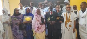 Nouakchott-Sud : L’école républicaine au cœur d’une journée pédagogique à El Mina 4 Photo de groupe réunissant les inspecteurs, directeurs, enseignants et lauréats (hommes et femmes en voiles traditionnels) tenant leurs diplômes à la fin de la cérémonie pédagogique.