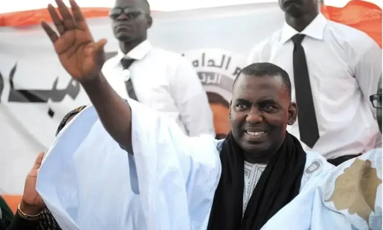 Biram Dah Abeid : l’insoumis de la scène politique nationale 1 Biram Dah Abeid saluant la foule lors d'un rassemblement politique en Mauritanie.