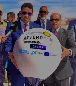 EllaLink et le MTNIMA Posent une Nouvelle Branche de Câble Sous-Marin à Nouadhibou 3 Officiels mauritaniens tenant un ballon commémoratif "Atterrage Nouadhibou 2026" affichant les logos EllaLink et Union Européenne.