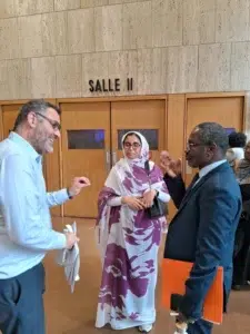 Semaine Africaine à l'UNESCO : Le Dr Ousmane Sao honore la Mauritanie 3 Le Dr Ousmane Sao échangeant avec des délégués et l'Ambassadrice de la Mauritanie devant la Salle II de l'UNESCO.