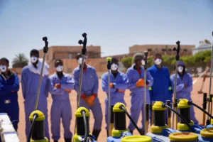 SNIM : Campagne de lutte contre les moustiques à Zouerate (2026) 2 Agents sanitaires équipés de masques et de pulvérisateurs pour la campagne anti-moustiques de la SNIM.