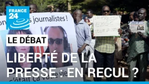 Liberté de la presse : Lusaka, dernier rempart contre la désinformation mondiale 2 Manifestation pour la liberté de la presse au Sahel avec des pancartes de journalistes disparus et le logo France 24 "Le Débat".