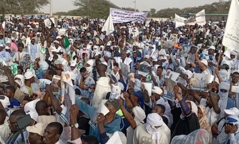 Nouakchott : L'opposition manifeste à la Place des Expositions (Arafat/El Mina) 1 Foule immense de manifestants à la Place des Expositions (Nouakchott) brandissant des portraits et des drapeaux lors du rassemblement de l'opposition le 10 mai 2026.