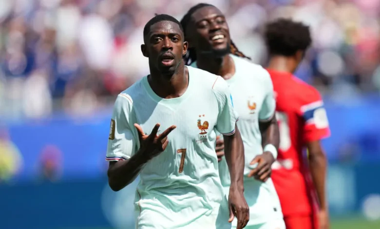 Mondial 2026 : La France bat la Norvège (4-1) et file en 16es en leader 1 Ousmane Dembélé célèbre son triplé avec l'équipe de France face à la Norvège lors du Mondial 2026 en faisant le geste "trois" avec ses doigts.