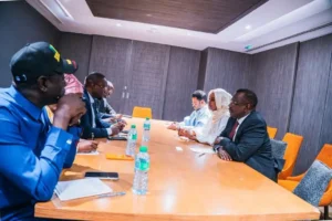EL INSAF : Anticiper les mutations et consolider les partenariats 2 Une délégation du parti mauritanien EL INSAF reçue en audience par Ousmane Sonko, président du PASTEF au Sénégal.