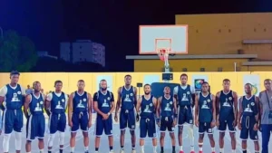Tournoi International de basket-ball à Rosso : Grand Rendez-vous du 3 au 5 Juillet 2026 2 L'équipe masculine de Rosso Basket Club alignée sur le terrain de basket en nocturne.