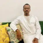 SOMELEC : des marchés, un rapport, et des questions sans réponse 2 Mansour Ly, juriste consultant et analyste politique mauritanien, en tenue traditionnelle blanche (boubou) lors de sa réflexion sur le dialogue national.