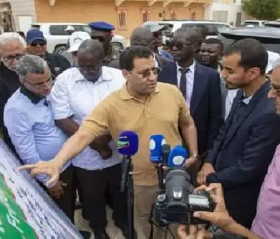 Mauritanie : El Moctar Ould Diay salué par le journaliste Sneiba Mohamed 1 Le Premier ministre mauritanien El Moctar Ould Diay lors d'une visite de projets sur le terrain, entouré de collaborateurs et de journalistes.
