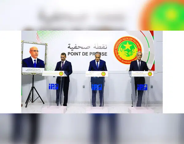 Conseil des ministres : Énergie, transparence budgétaire et réformes minières au cœur des annonces gouvernementales 1 Point de presse du gouvernement mauritanien avec trois ministres aux pupitres, sous le portrait officiel du Président Mohamed Ould Cheikh El Ghazouani et l'emblème national.