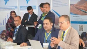 SNIM & Université de Nouadhibou : Un partenariat renforcé 3 L'équipe technique et administrative de la SNIM présentant les opportunités de stages et d'insertion sur ordinateur lors des échanges avec le public.