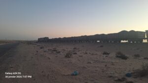 Pourquoi la Mauritanie devient la destination saharienne la plus authentique d'Afrique 3 long train transportant du minerai de fer dans le desert mauritanen au coucher du soleil