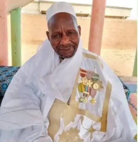 Hommage : Décès du père de notre collaborateur Deme Abdoulaziz | Rapide info 1 Un homme âgé, le père de Deme Abdoulaziz, assis dans un fauteuil et portant une tenue traditionnelle blanche. Il sourit et semble paisible.