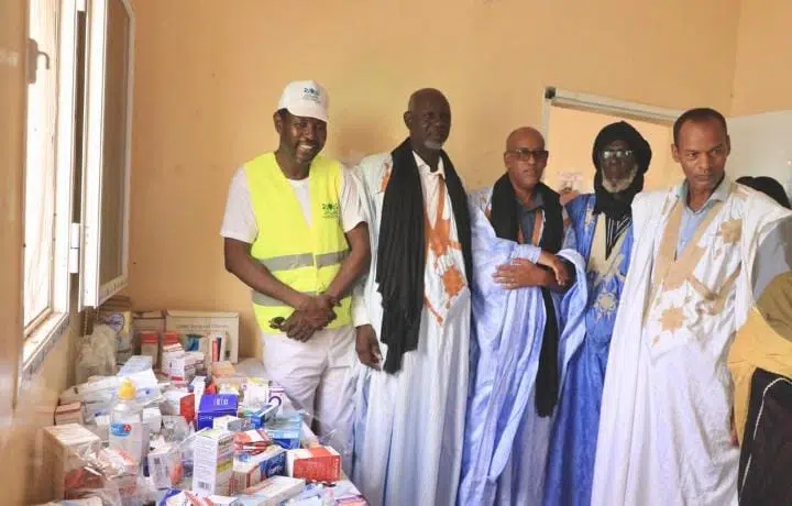 Brakna : Caravane médicale à Dar El Barka et Echam (ONG VES) 1 M. Sy Bocar Ould M'bareck et l'équipe médicale de l'ONG VES devant les stocks de médicaments gratuits à Dar El Barka.