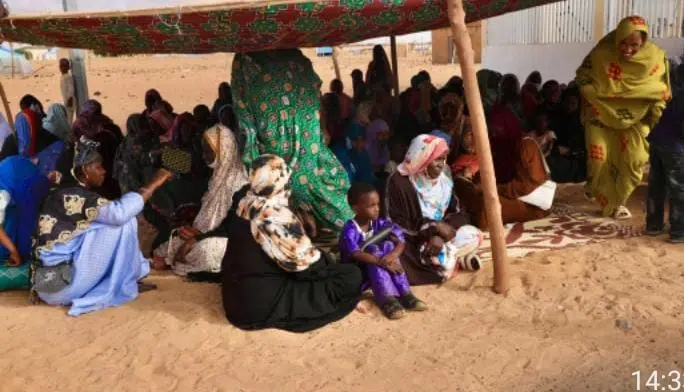 Brakna : Caravane médicale à Dar El Barka et Echam (ONG VES) 3 Femmes et enfants attendant leurs consultations médicales gratuites à Dar El Barka, Mauritanie.