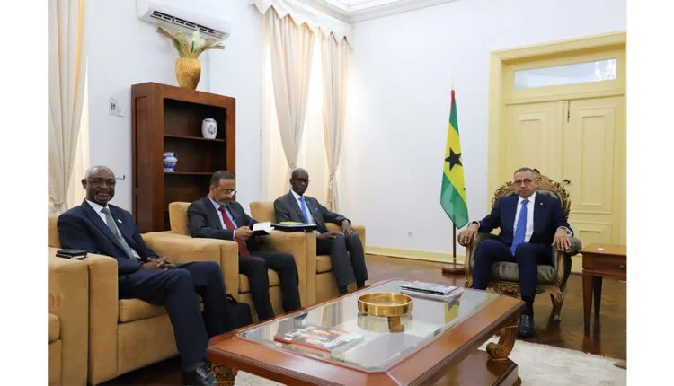 Le ministre chargé du Secrétariat général du Gouvernement reçu par le Président de la République démocratique de Sao Tomé-et-Principe 1 Le ministre chargé du Secrétariat général du Gouvernement reçu par le Président de la République démocratique de Sao Tomé-et-Principe