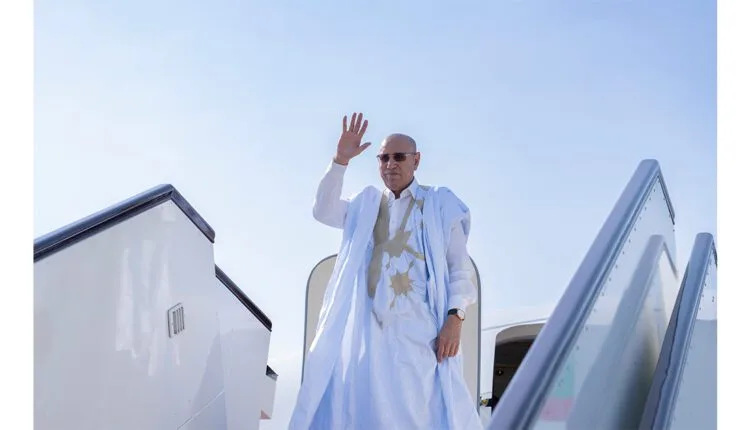 Le Président de la République au Tchad pour le Forum africain de l'eau 1 Le président mauritanien Mohamed Ould Cheikh El Ghazouani saluant depuis la passerelle de l'avion présidentiel.