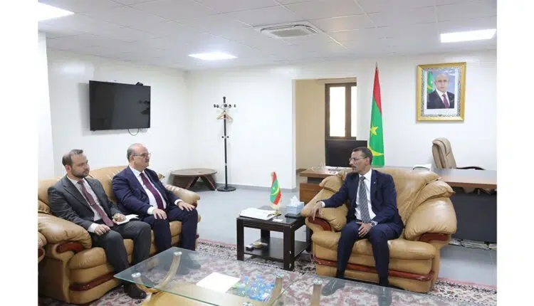 Coopération culturelle : Rencontre Houssein Ould Meddou et Serdar Çam 1 Le ministre de la Culture Houssein Ould Meddou s'entretient avec le ministre délégué turc de la Culture Dr. Serdar Çam lors d'une rencontre officielle à Nouakcho