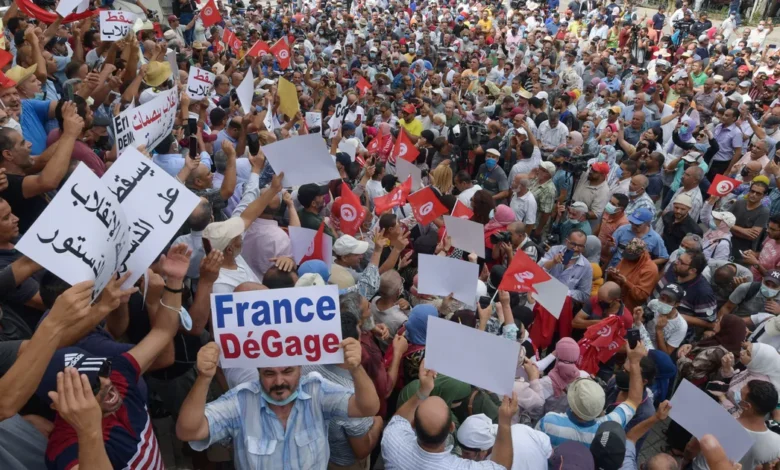 Près de 2 500 manifestants à Tunis, cinq ans après le coup de force du président Kaïs Saïed 1 Les manifestants se sont rassemblés sur l'avenue Habib Bourguiba, qui traverse le cœur de la capitale tunisienne. FETHI BELAID / AFP