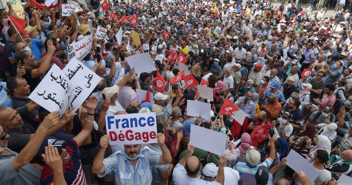 Près de 2 500 manifestants à Tunis, cinq ans après le coup de force du président Kaïs Saïed