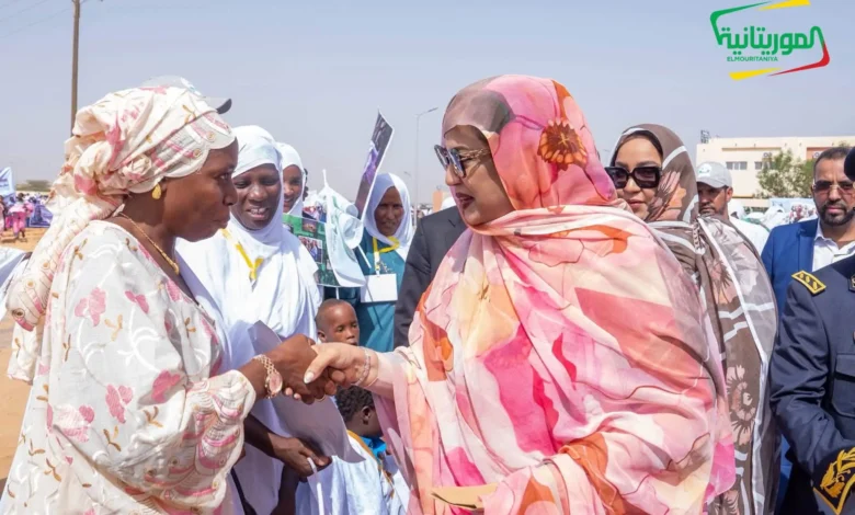 Les visites de terrain de la Première Dame : Une diplomatie de proximité au service des citoyens 1 La Première Dame de Mauritanie, Dre Mariem Mint Mohamed Fadel Ould Dah, échange avec des femmes lors d'une visite de terrain.