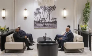 Intégration régionale : Accueil triomphal pour le Président Ghazouani à Freetown par la diaspora mauritanienne 3 Le Président Mohamed Ould Cheikh El Ghazouani s'entretenant avec les dirigeants africains Julius Maada Bio, Bassirou Diomaye Faye, José Maria Pereira Neves et Adama Barrow dans un salon d'honneur.