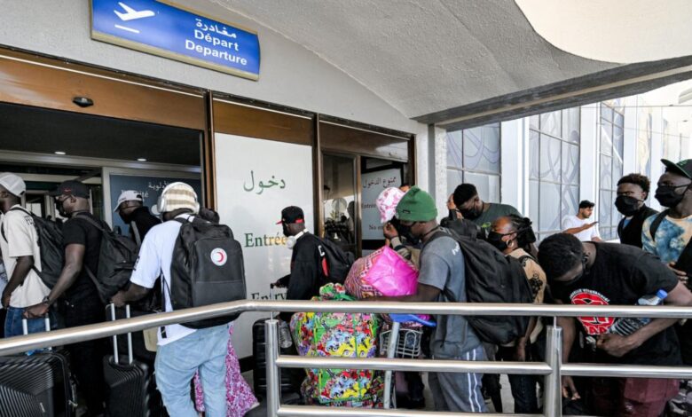 Tunisie. Les autorités ayant démantelé des garanties cruciales, les réfugié·e·s et demandeurs·euses d’asile se retrouvent pris au piège d’un cycle de violations 1 Tunisie. Les autorités ayant démantelé des garanties cruciales, les réfugié·e·s et demandeurs·euses d’asile se retrouvent pris au piège d’un cycle de violations