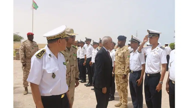 Le ministre de la Défense inspecte la Marine nationale