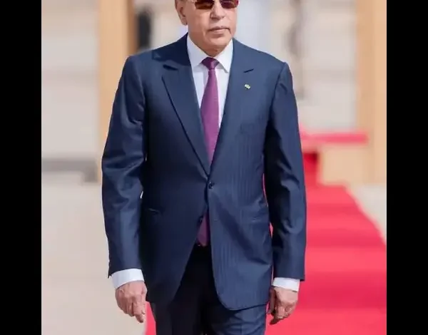 Diplomatie de la mesure : la constance mauritanienne consacrée | El Wely Sidi Heiba 1 Le Président mauritanien Mohamed Ould Cheikh El Ghazouani marchant sur un tapis rouge lors d'une cérémonie officielle