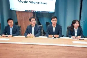 Extension de l'Hôpital de l'Amitié : Signature d'un accord Mauritanie-Chine 4 Cadres et ingénieurs de la délégation chinoise assis à la table de réunion.